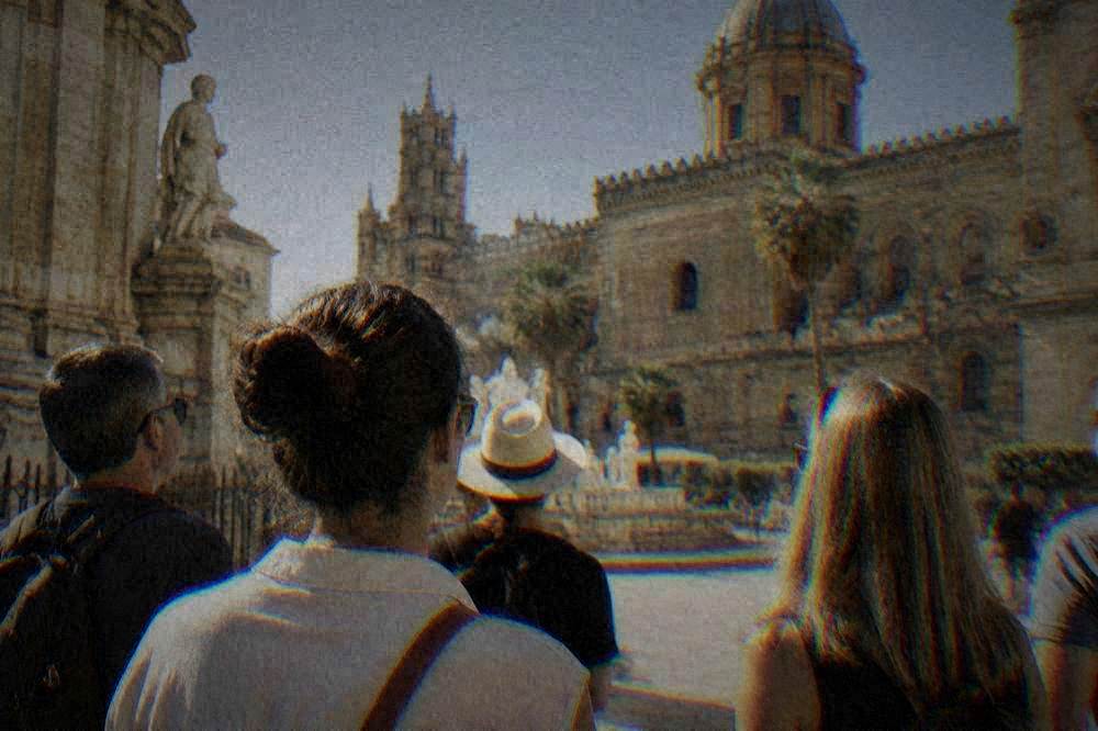 Free walking tour group with a local guide in Palermo Old Town